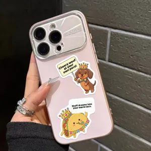 Primo piano di graziosi adesivi impermeabili per cani e taco su una cover rosa per cellulare