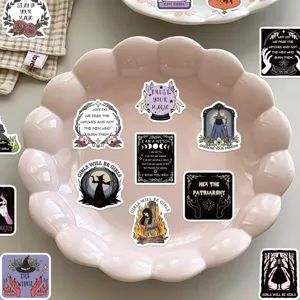 Detailweergave van esthetische witchy feministische stickers in een roze schulpkom