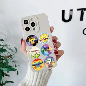 Close-up van kleurrijke ronde cartoon beloningsstickers op een telefoonhoesje