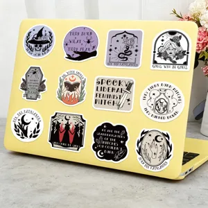 Set van witchy feministische stickers op een gele laptophoes.