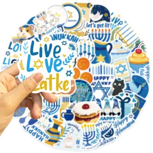 Mano sosteniendo una pegatina festiva de Hanukkah con texto Live Love Latke y diseños