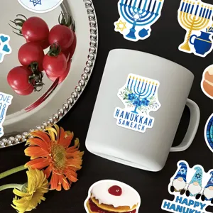 Vista detallada de pegatinas de Janucá impermeables aplicadas en una taza blanca
