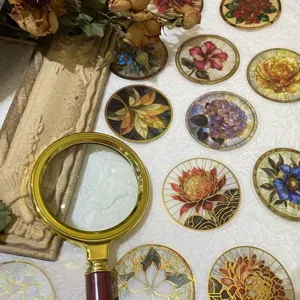 Détail macro d'autocollants floraux en verre teinté irisé avec effet dorure bronze