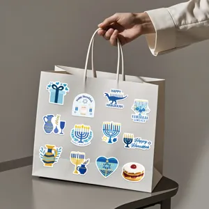 Varios coloridos adhesivos de Hanukkah en una bolsa de papel blanca y limpia