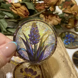 Gros plan d'autocollant floral PET transparent avec design en vitrail doré vintage.