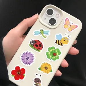 Gedetailleerd beeld van kleurrijke tuindierstickers op een lichtbeige telefoonhoes