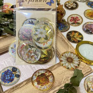 Détail d'autocollants floraux circulaires avec dorure à chaud vintage pour scrap