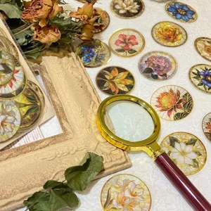 Vue rapprochée de stickers floraux style vitrail en PET pour la déco scrapbooking