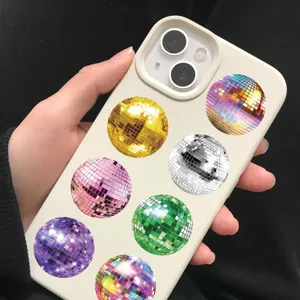 Primo piano di vivaci adesivi colorati a sfera da discoteca su custodia per smartphone