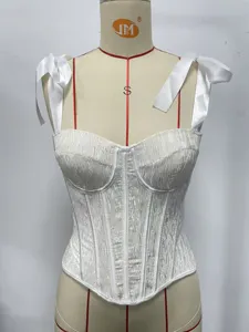 Vue en détail du top corset blanc texturé avec armature et baleines de soutien.