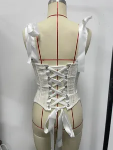 Détail du dos d'un corset blanc avec laçage, bretelles en satin et œillets en métal.