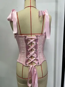 Top corset en satin rose avec laçage dos, haut court sexy sans manches style streetwear chic.