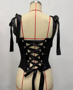 Vue détaillée du haut corset noir, laçage au dos avec rubans en satin et œillets en métal.