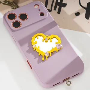 Primo piano dello specchio a cuore liquido stile Y2K per la decorazione della custodia del telefono