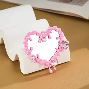 Dettaglio specchio cuore fluido rosa Y2k con strass per decorazione cover fai-da-te