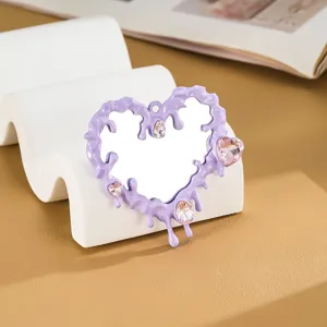 Dettaglio accessorio specchio a cuore liquido Y2K con strass rosa per cover telefono DIY