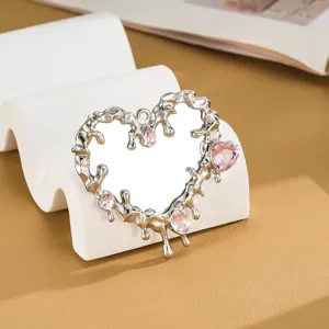 Vista dettagliata di un accessorio a specchio a cuore in metallo liquido in stile Y2K