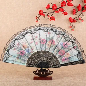 Elegante ventaglio pieghevole in pizzo nero con stampa floreale e supporto, ideale per matrimoni.