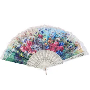 Ventaglio pieghevole in pizzo bianco con motivo floreale, elegante supporto per danza e nozze.
