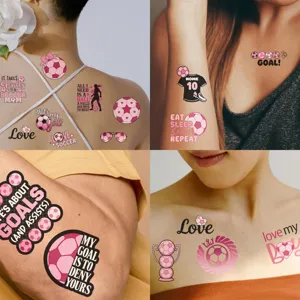 Detailansicht von rosa Fußball-Tattoos mit verschiedenen Sportslogans auf der Haut
