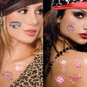 Detaillierte Ansicht von rosa Fußball-Temporär-Tattoos auf Gesicht und Haut des Models