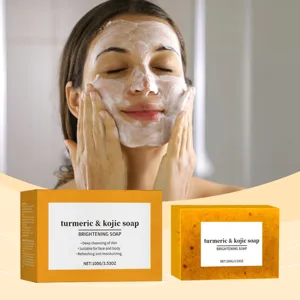 Vue détaillée du savon au curcuma et acide kojique avec mousse riche sur le visage et emballage.