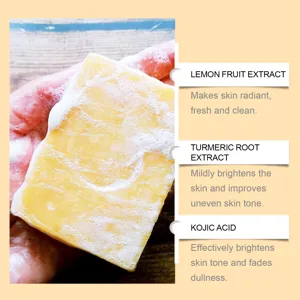Détail du savon citron curcuma montrant une mousse riche et des extraits botaniques éclaircissants.