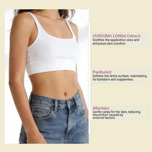 Plano detalle de ingredientes de cuidado corporal con modelo en camiseta blanca y vaqueros.