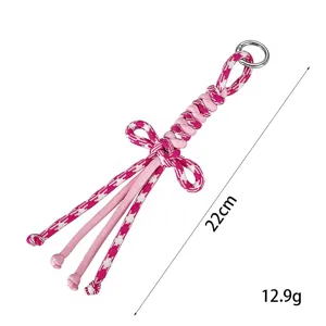 Detailansicht des handgefertigten Schleifenanhängers, 22 cm lang und 12,9 g schwer