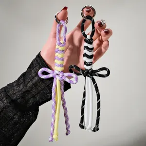 Detailaufnahme handgewebter Nylon-Schleifen-Anhängern in Lila und Schwarz für Accessoires