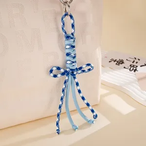 Makroansicht des handgewebten Nylon-Schleifen-Anhängers mit kunstvollen Knotendetails