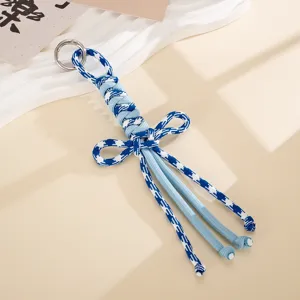Detailansicht eines handgewebten zweifarbigen Schlüsselanhängers aus Nylon mit Schleife.