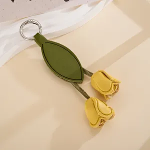 Vista dettagliata di un ciondolo per borsa a forma di tulipano in pelle gialla creativa