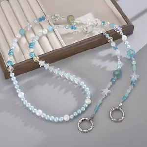 Dettaglio di un cordino per telefono in perline con fiori blu e libellule.