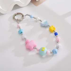 Cordón de teléfono de cuentas coloridas con formas de estrellas y corazones pasteles