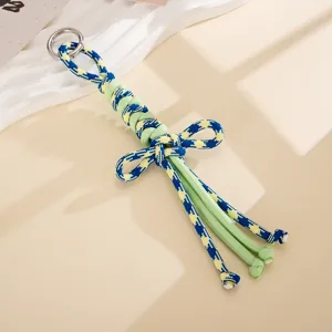Detail des handgefertigten zweifarbigen Schlüsselanhängers aus geflochtenem Nylon