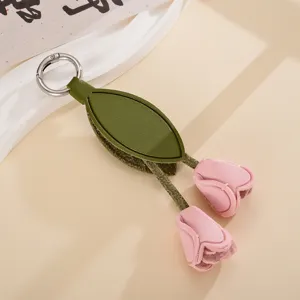 Vista dettagliata del ciondolo per borsa a forma di tulipano in pelle rosa con foglia