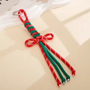 Nahaufnahme eines handgefertigten rot-grünen gewebten Nylon-Schleifen-Taschenanhängers