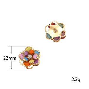 Vista dettagliata dell'accessorio fiore di camelia colorato, misura 22mm e peso 2,3g