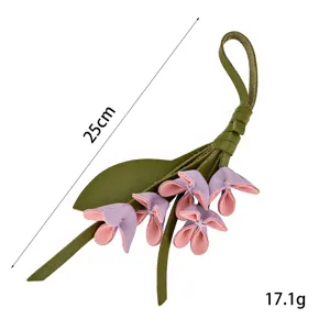 Detailansicht eines PU-Leder Blumen-Taschenanhängers mit 25cm Länge und 17.1g Gewicht