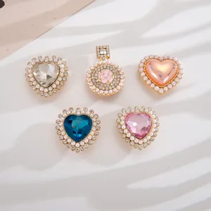 Eleganti gemelli a forma di cuore e flacone di profumo con perle e strass lucidi