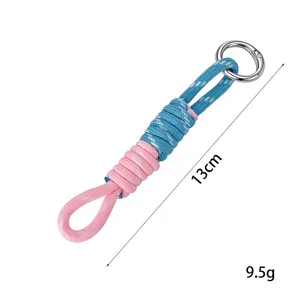 Detailansicht der 13 cm langen und 9,5 g schweren gewebten Nylon-Schlüsselanhänger.