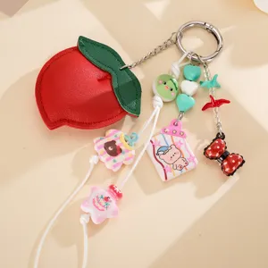 Détail d'un charme de sac pêche en cuir PU avec pendentifs en acrylique ours et étoile