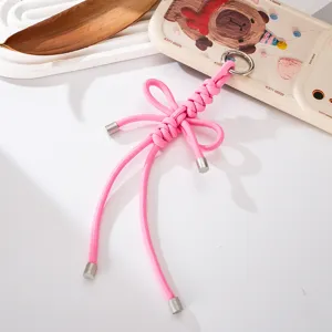 Detailopname van de roze handgeweven nylon koordhanger met zilveren metalen ring voor telefoon