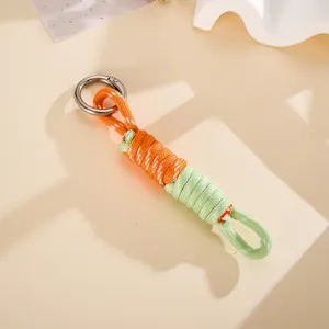 Detailaufnahme von handgefertigtem Schlüsselanhänger aus Nylonseil mit römischem Knoten.