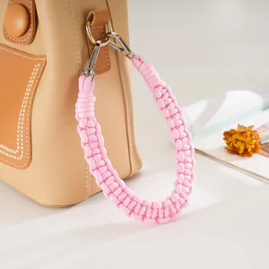 Nahaufnahme eines rosafarbenen handgewebten Nylonbands mit silbernen Metallverschlüssen