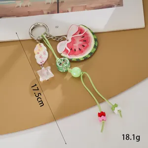 Detailopname van watermeloen acryl sleutelhanger met kralen, 17,5 cm lang