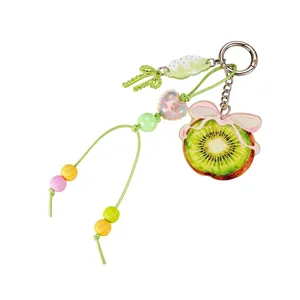 Gedetailleerd overzicht van een acryl kiwi sleutelhanger met kleurrijke kralen.