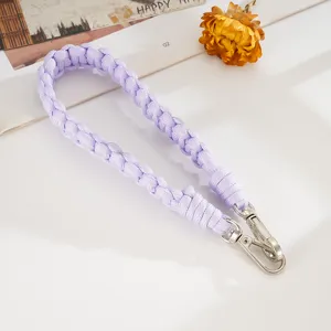 Detail des handgewebten lila Handy-Lanyards aus Nylon mit silbernen Metallclips