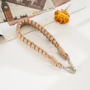 Nahaufnahme eines handgewebten Flachknoten-Handybandes aus Nylon in Khaki mit Karabinern